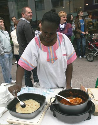Kenianische Küche von einer Kenianerin präsentiert. (Foto: Maier)